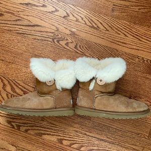 Ugg short Bailey button pull on boots